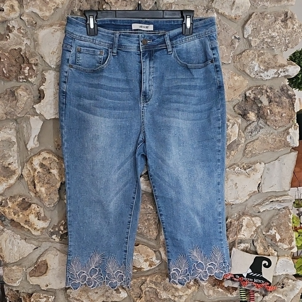 Women's Capri Jeans with Embroidered Hem